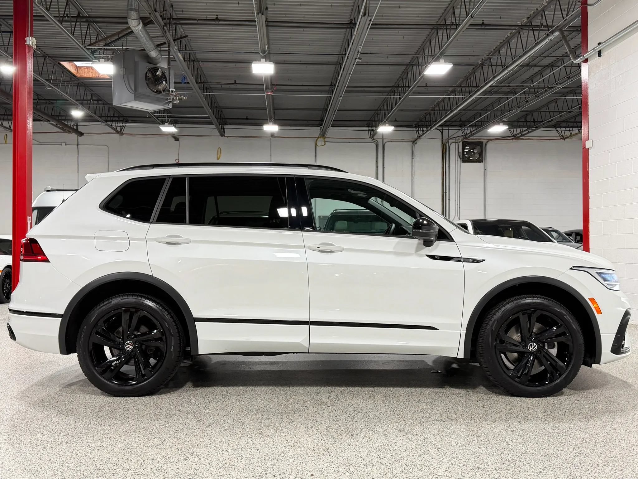 Used 2023 Volkswagen Tiguan SE R-Line AWD/4WD image 5