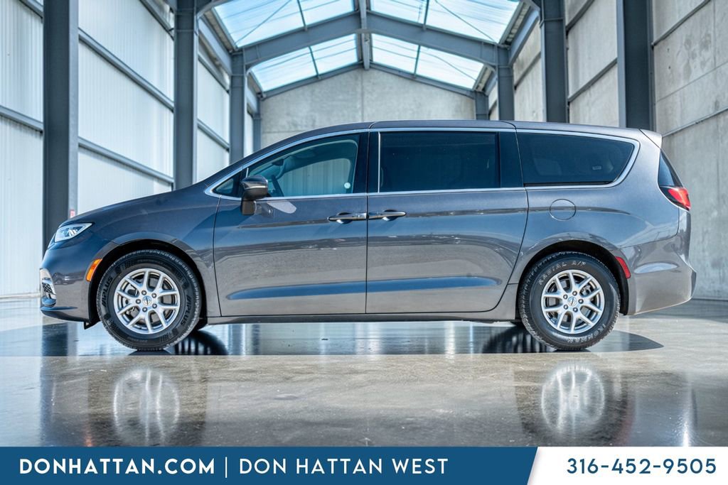 Used 2023 Chrysler Pacifica Touring-L FWD image 2