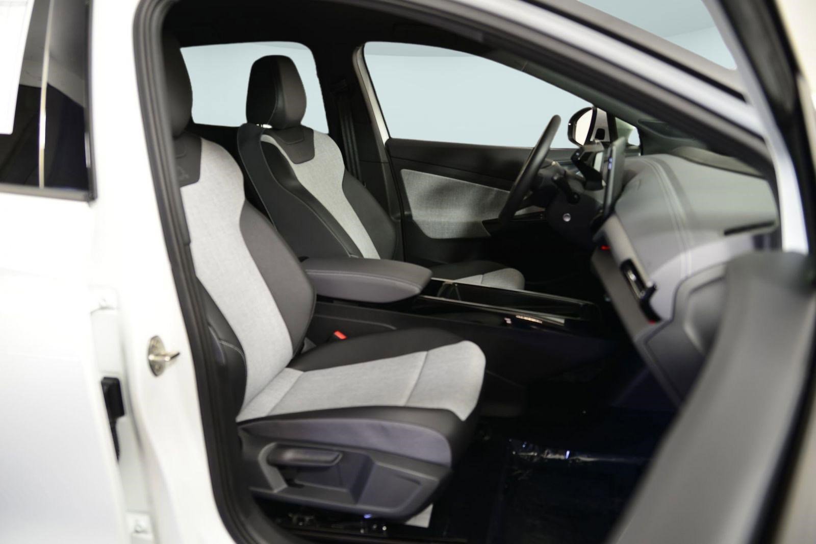 Used 2025 Volkswagen ID.4 Limited image 15