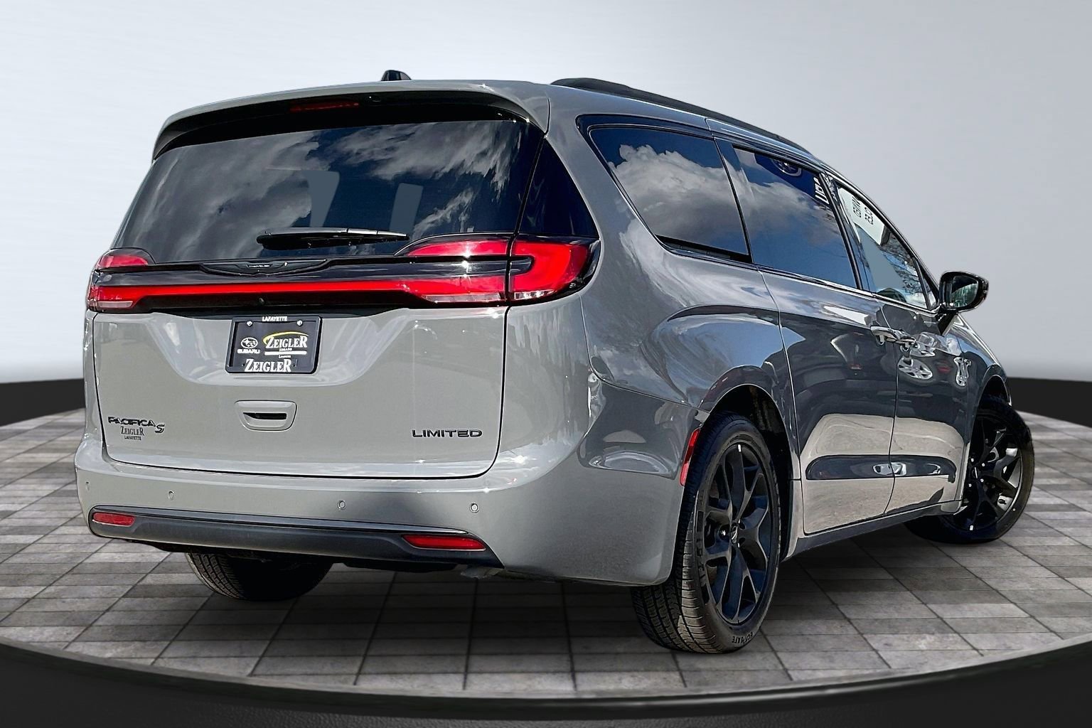 Used 2025 Chrysler Pacifica Limited image 2