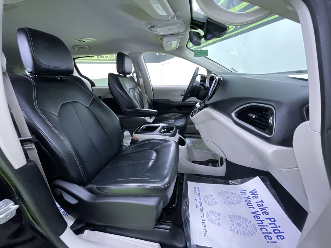 Used 2022 Chrysler Pacifica Touring-L image 28