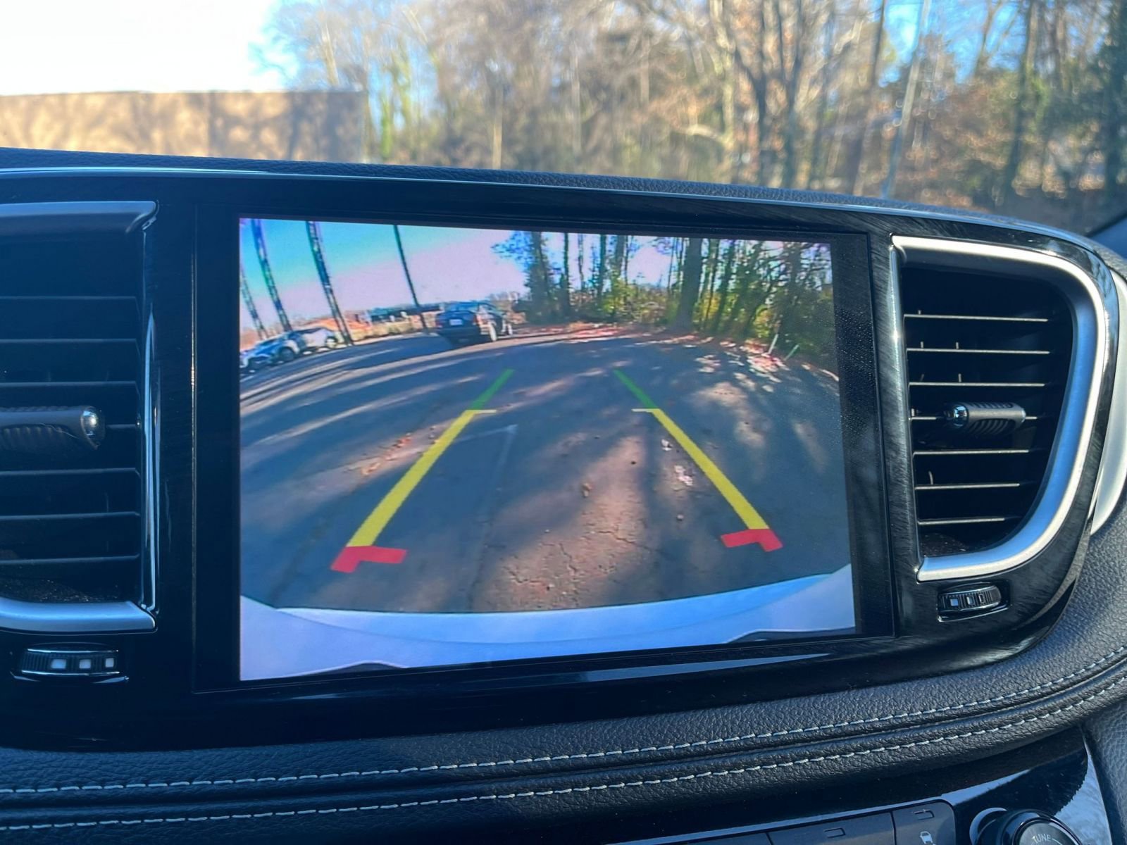 Used 2025 Chrysler Pacifica Limited image 24