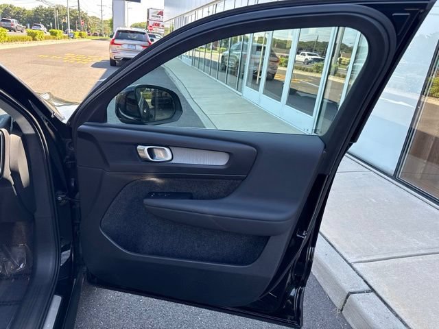 Certified 2025 Volvo XC40 B5 Core AWD/4WD image 14