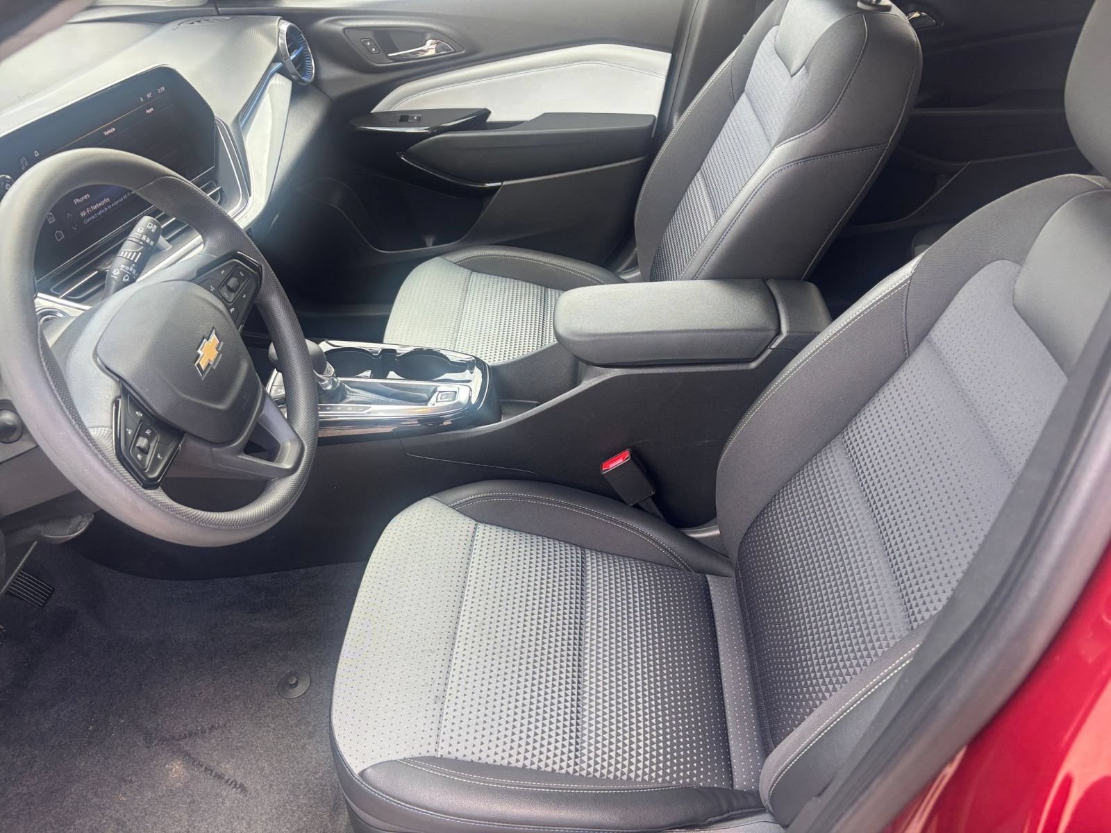 Used 2025 Chevrolet Trax LT FWD image 25