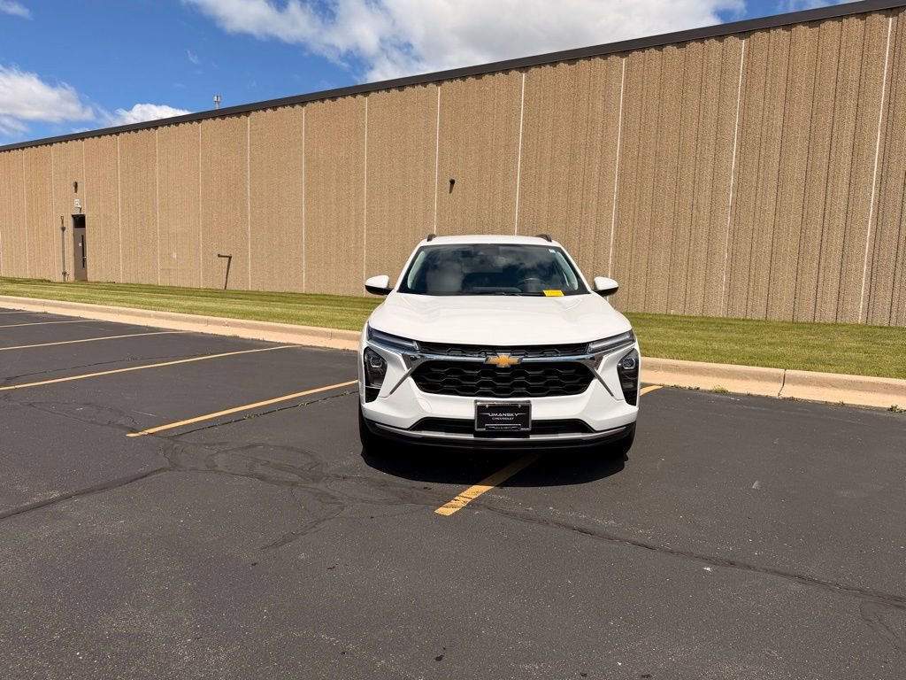Used 2024 Chevrolet Trax LT w/ Driver Confidence Package FWD image 3