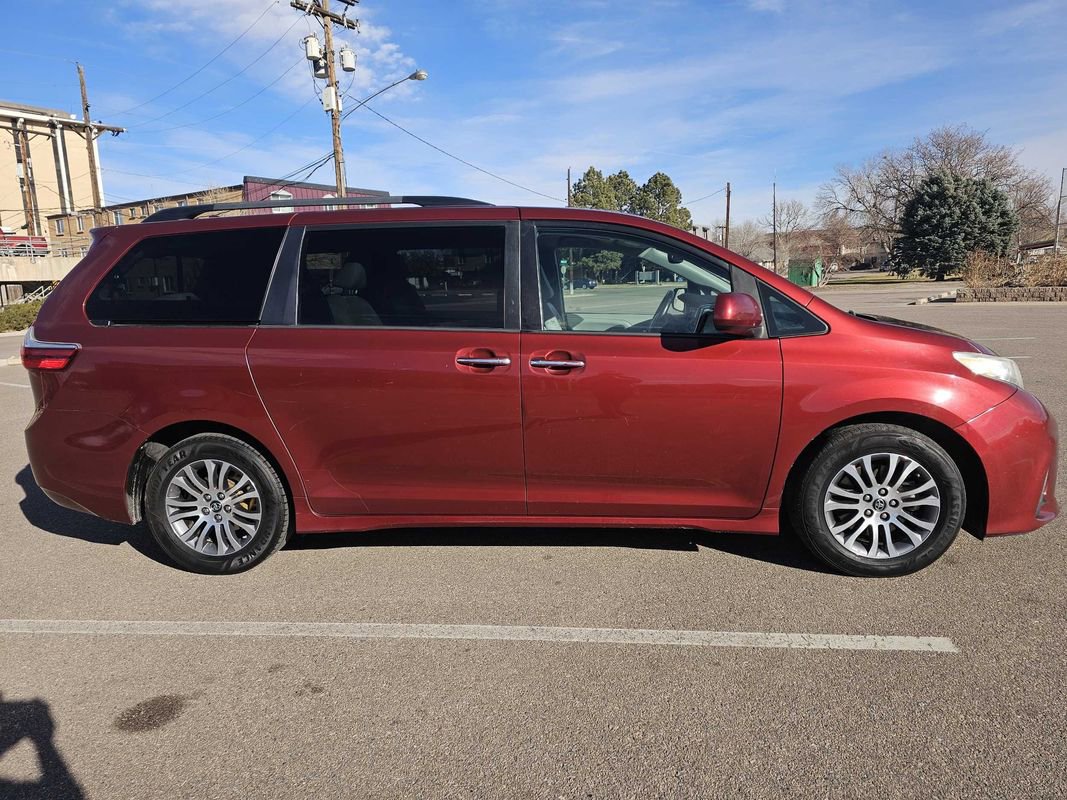 Used 2018 Toyota Sienna XLE FWD image 6