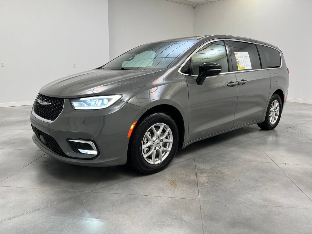 Used 2025 Chrysler Pacifica Select FWD image 4