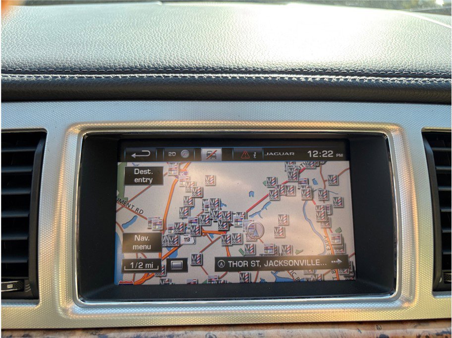 Used 2015 Jaguar XF Premium image 31