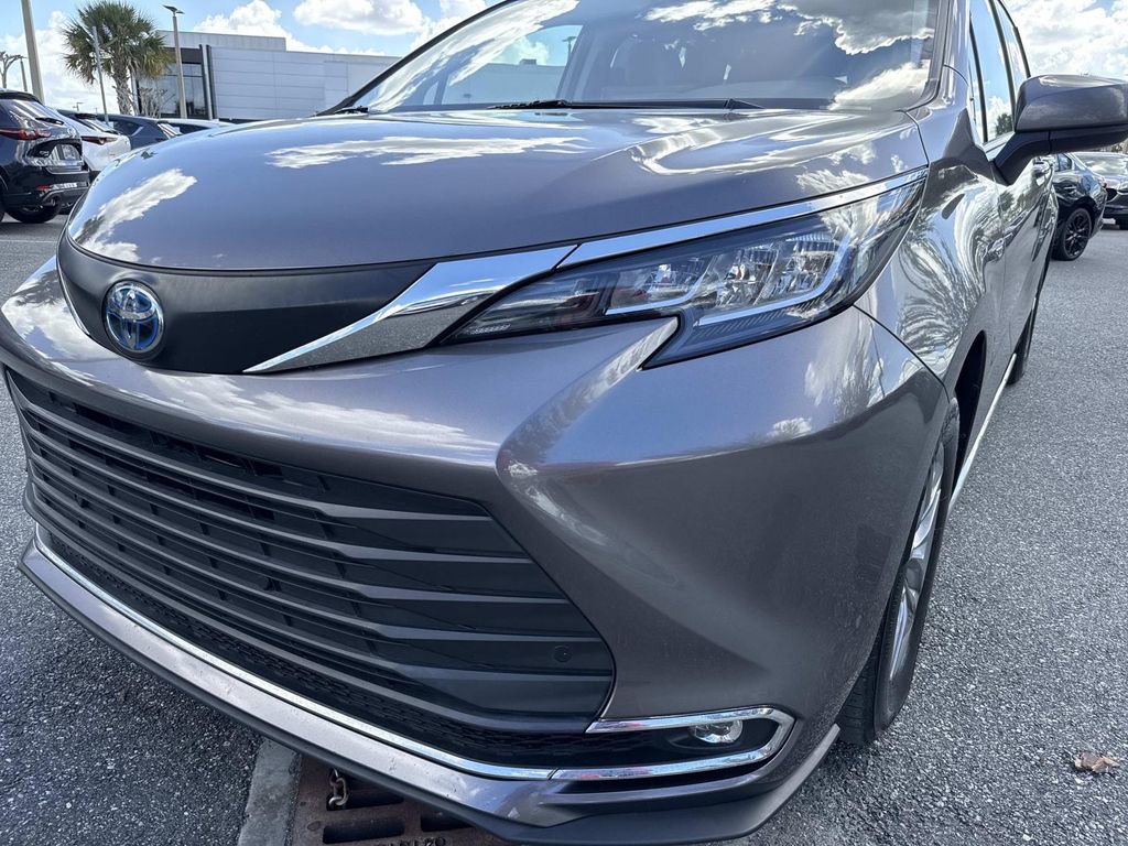 Used 2023 Toyota Sienna XLE image 10