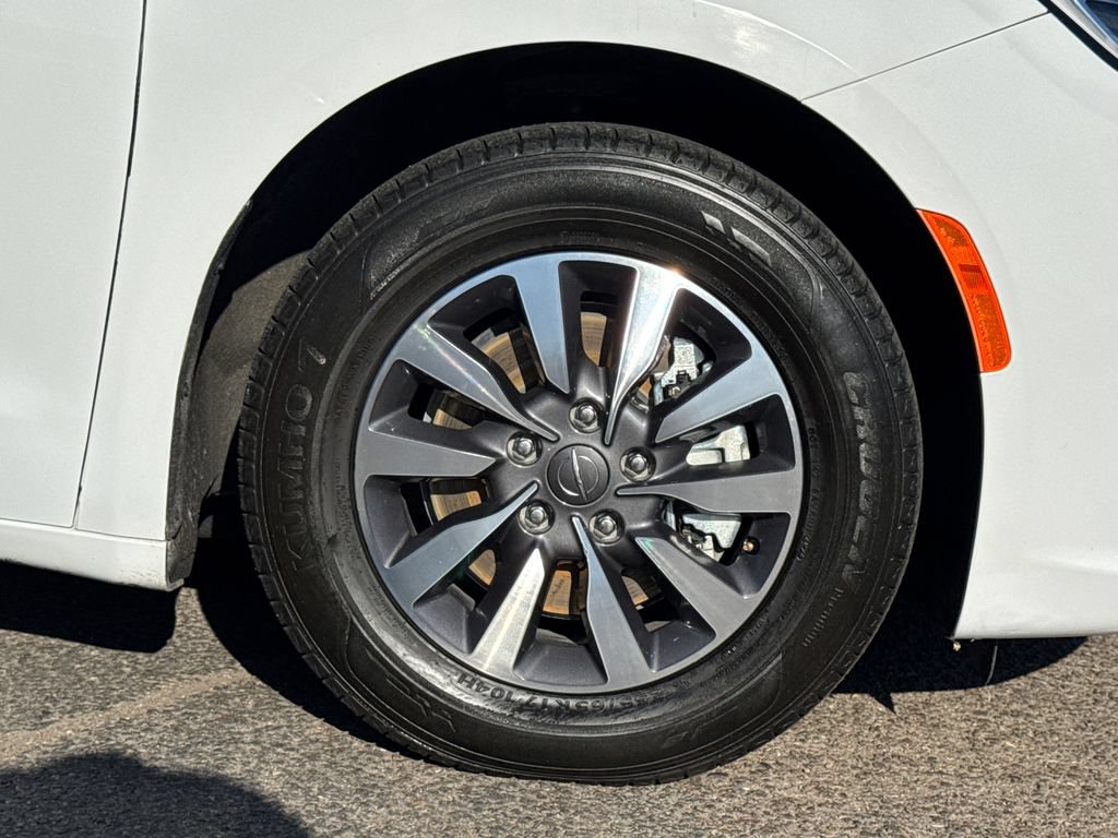 Used 2024 Chrysler Pacifica Limited FWD image 7
