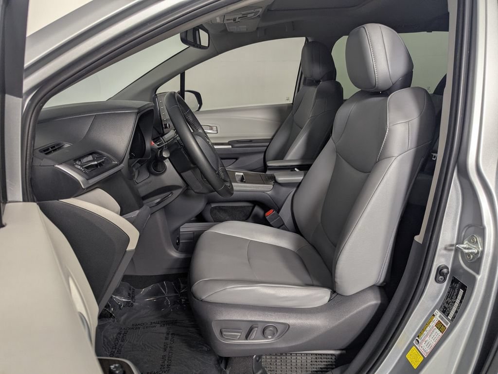 Used 2021 Toyota Sienna XLE FWD image 14