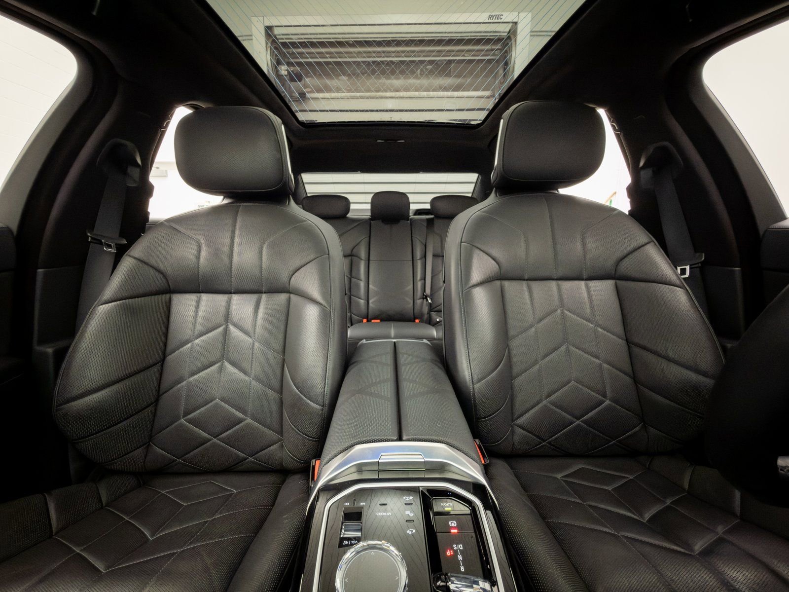 Used 2023 BMW 740i w/ Executive Package image 15