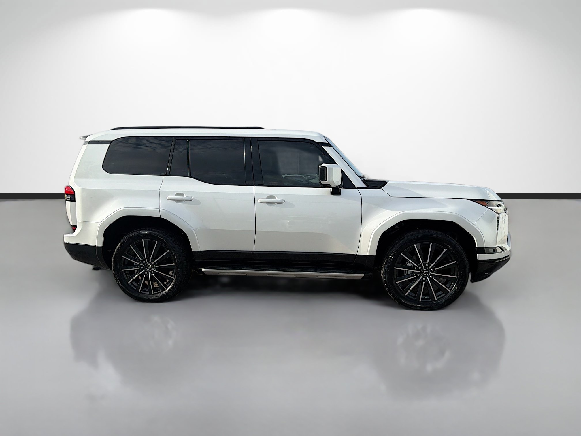 Used 2024 Lexus GX 550 w/ Accessory Package (2T) AWD/4WD image 2