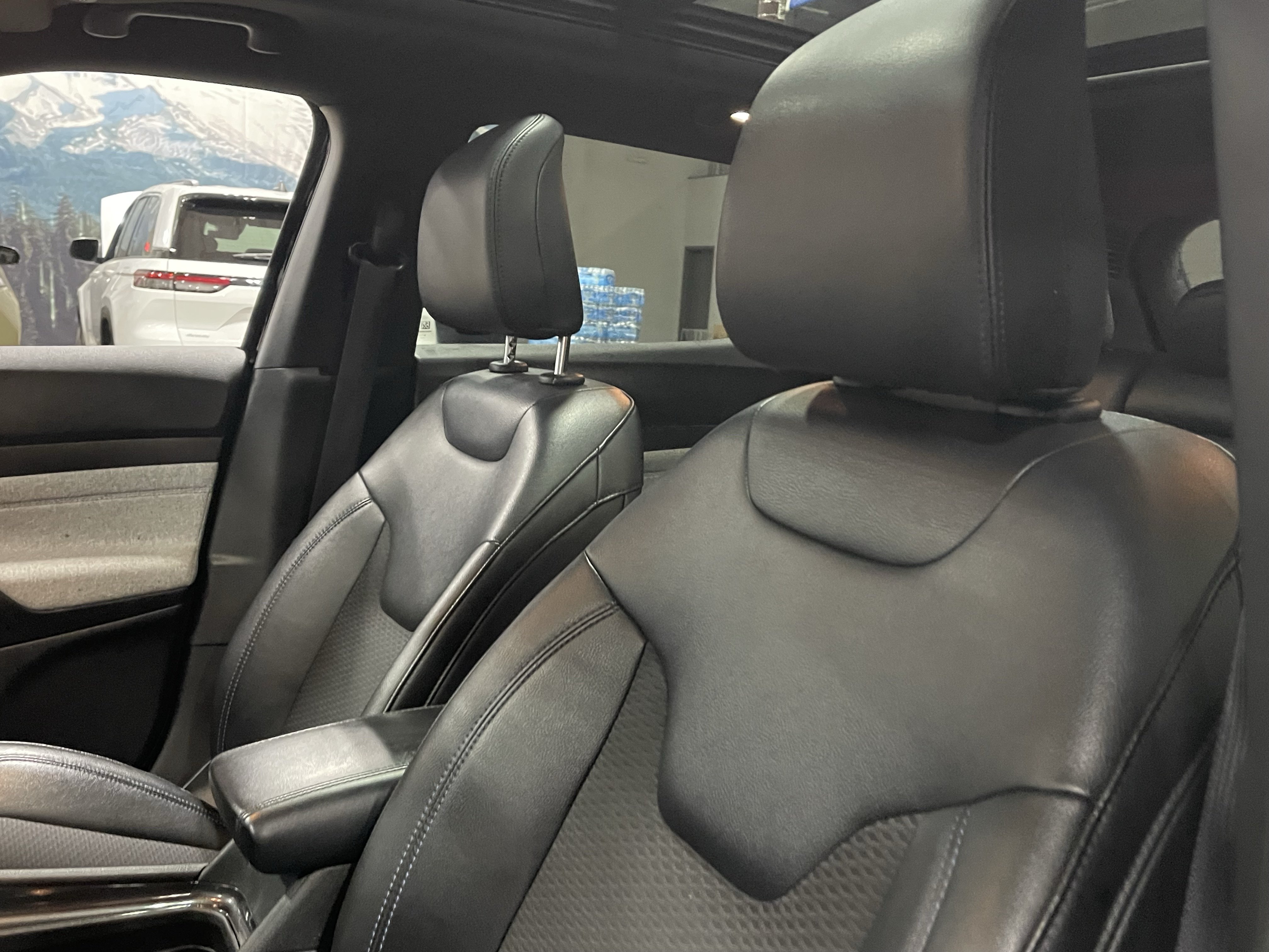 Certified 2025 Jeep Compass Latitude w/ Sun & Sound Group AWD/4WD image 21