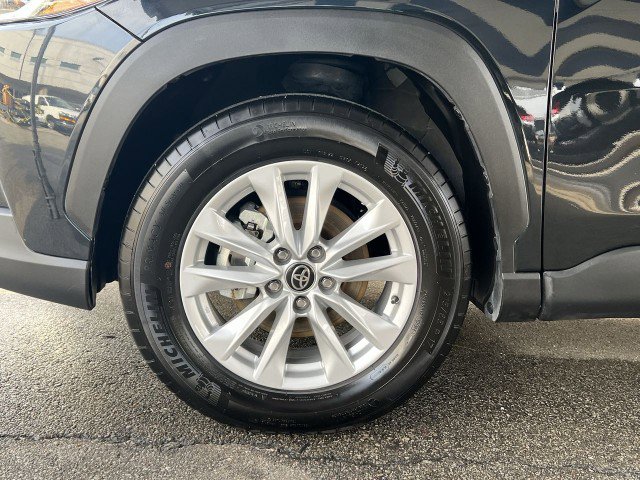 Used 2025 Toyota Corolla Cross LE image 32