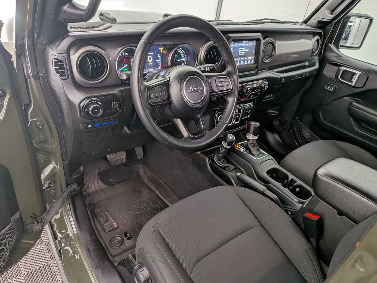 Used 2023 Jeep Wrangler Unlimited image 2