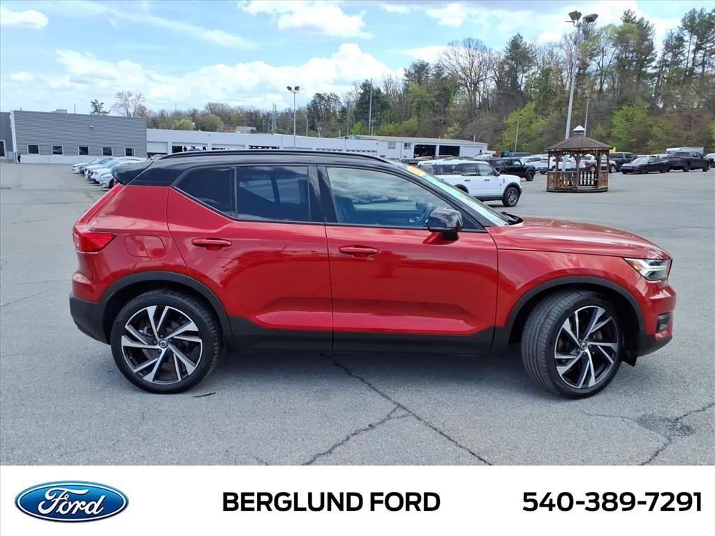 Used 2021 Volvo XC40 T5 R-Design w/ Climate Package image 4