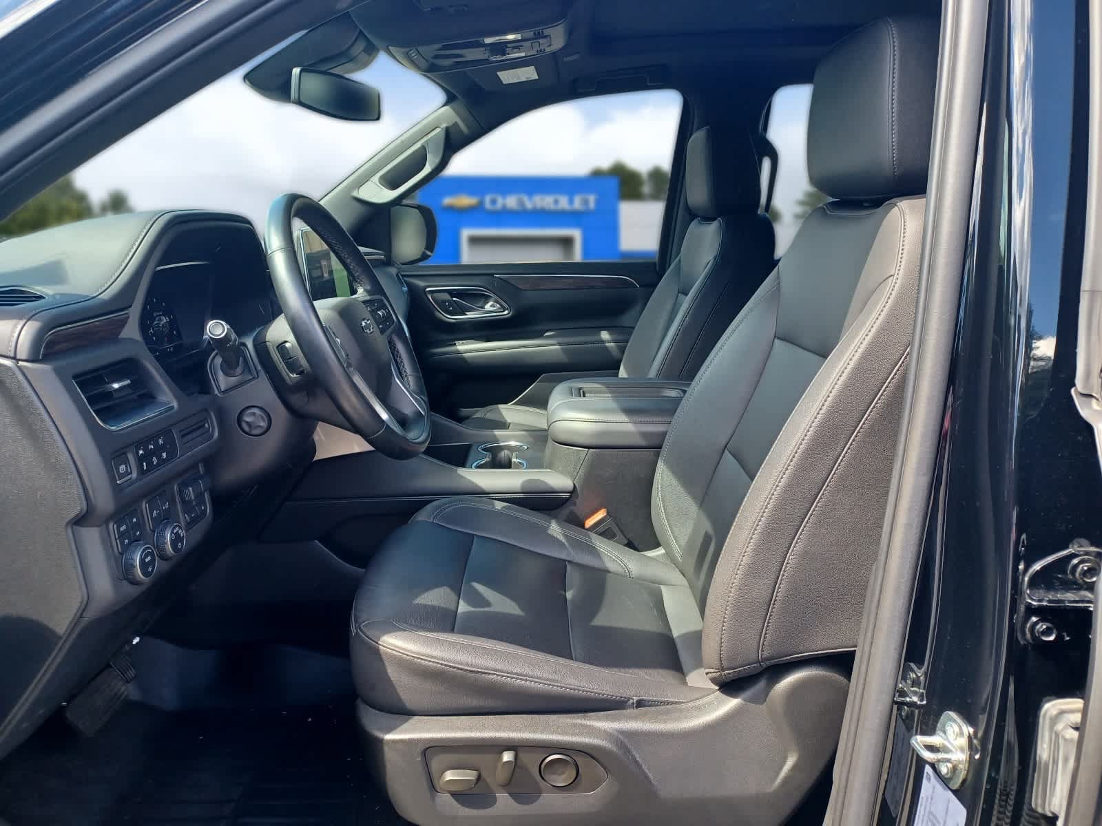 Used 2023 Chevrolet Tahoe Z71 w/ Z71 Off-Road Package AWD/4WD image 7