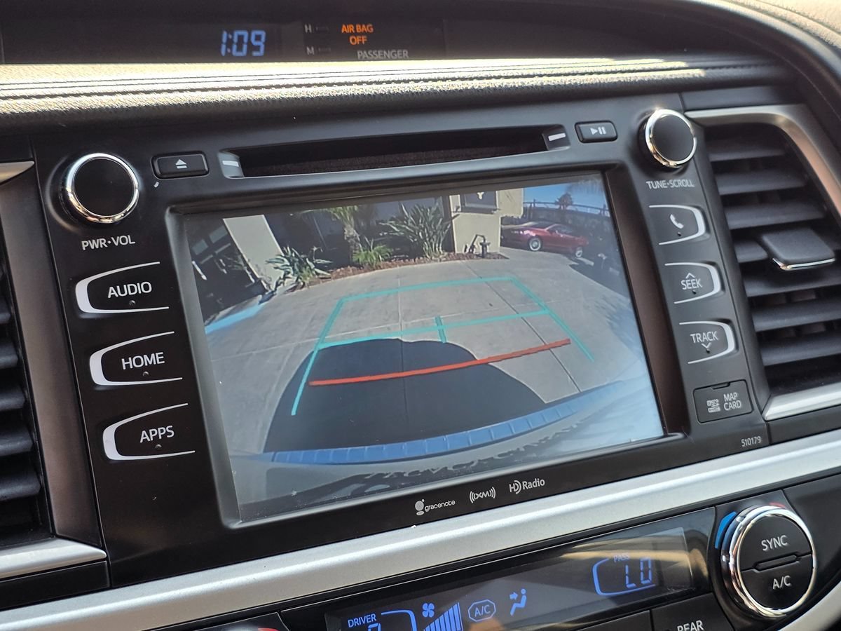 Used 2018 Toyota Highlander SE FWD image 43