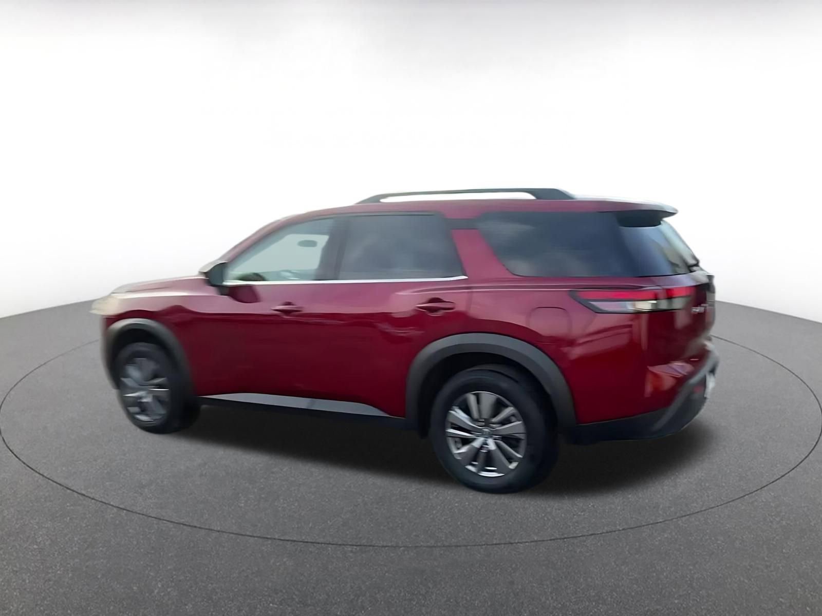 Used 2025 Nissan Pathfinder SV image 10