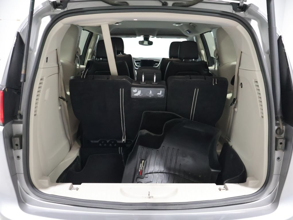 Used 2017 Chrysler Pacifica Touring-L w/ Tire & Wheel Group FWD image 4