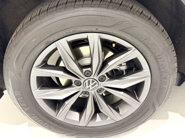 Used 2024 Volkswagen Tiguan SE AWD/4WD image 9