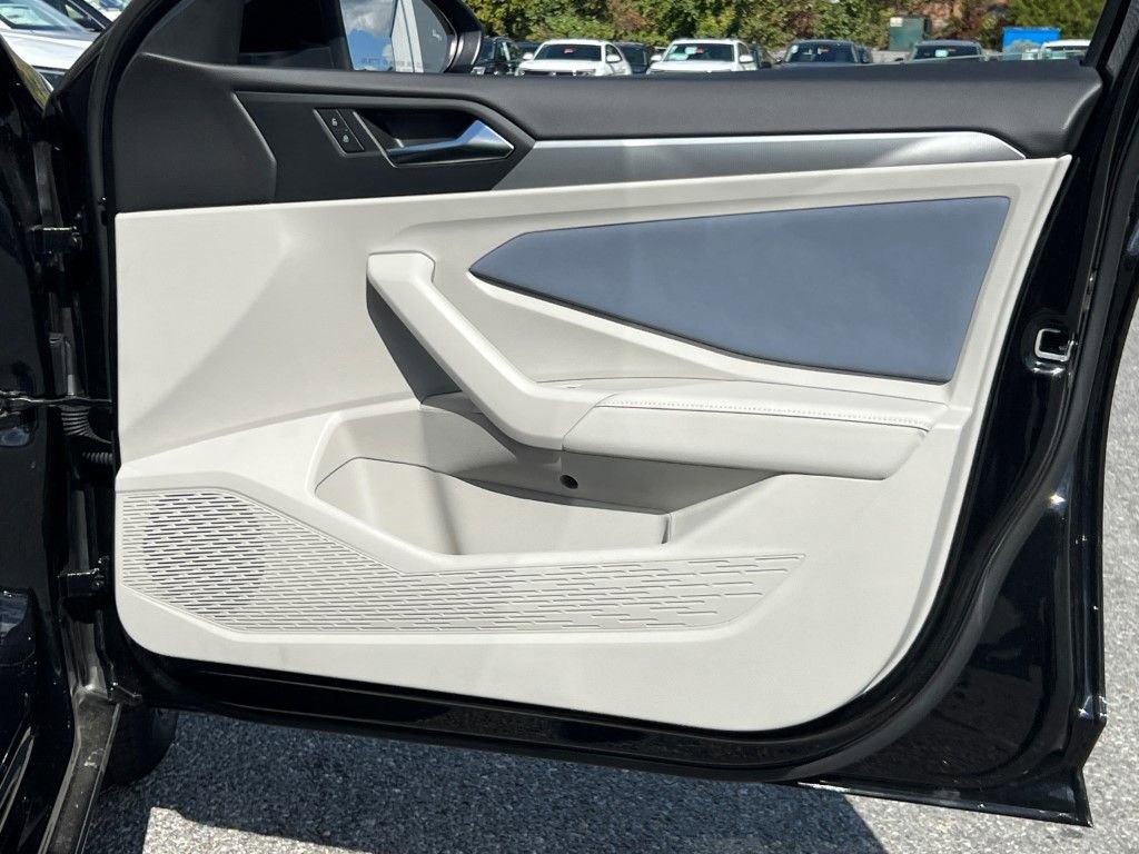 New 2025 Volkswagen Jetta SE image 7