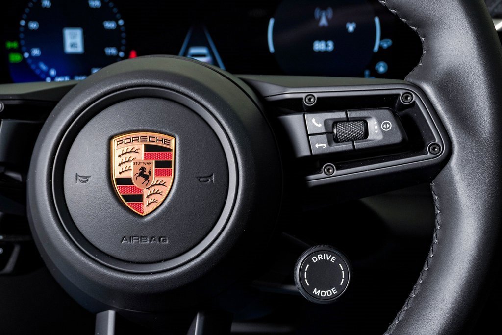 Certified 2025 Porsche Macan Electric image 19