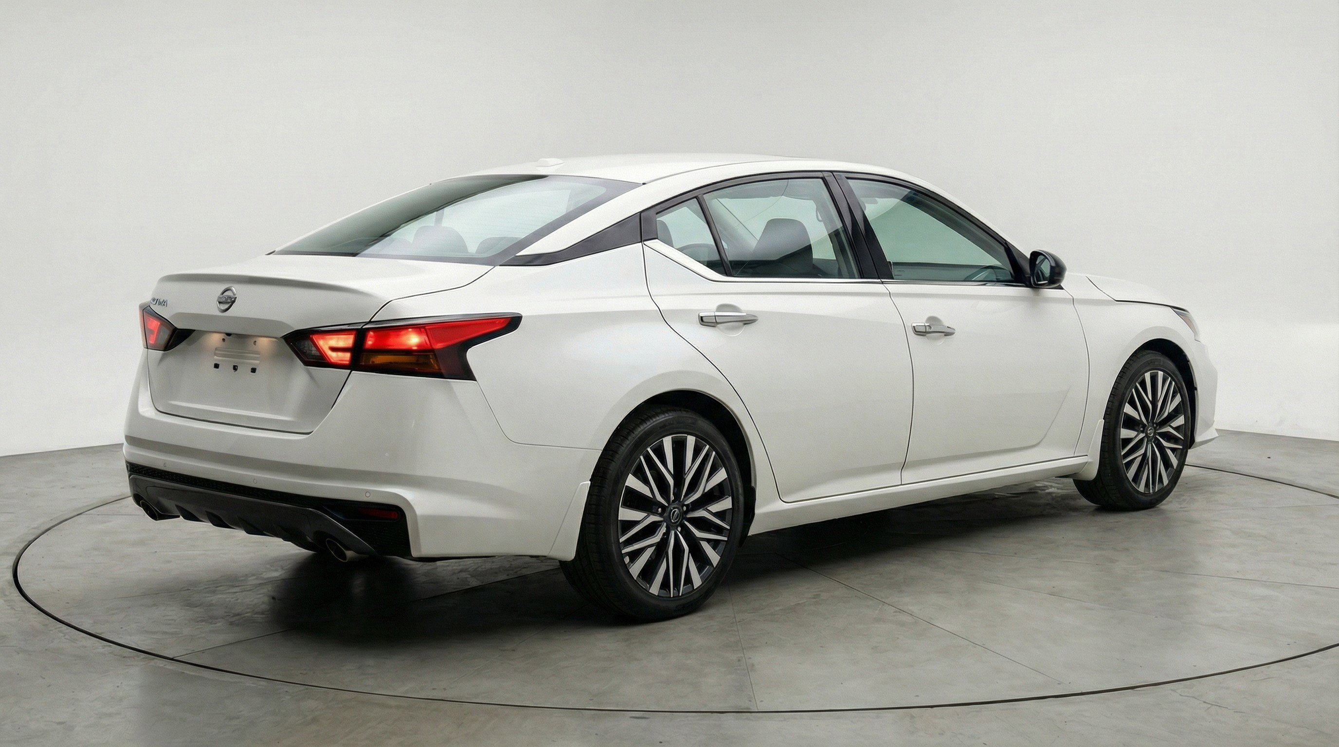 Used 2025 Nissan Altima 2.5 SV FWD image 9