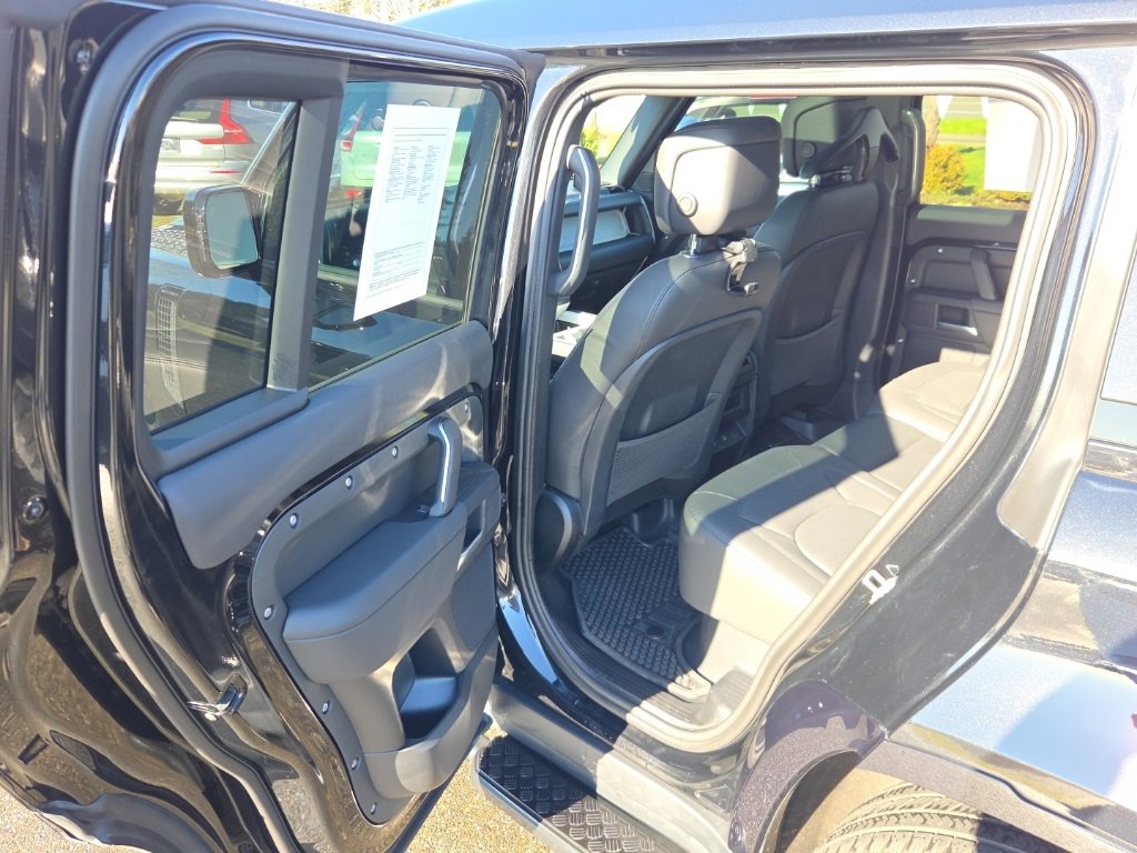 Used 2025 Land Rover Defender 110 X-Dynamic SE image 15