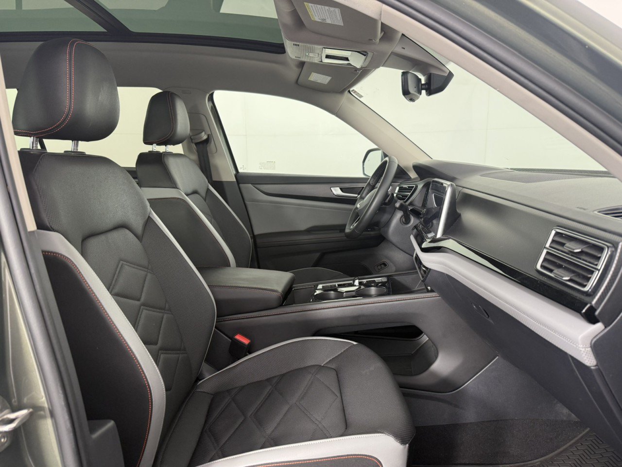 Used 2025 Volkswagen Atlas Peak Edition SE AWD/4WD image 10