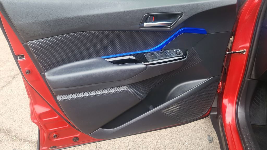 Used 2020 Toyota C-HR XLE FWD image 23