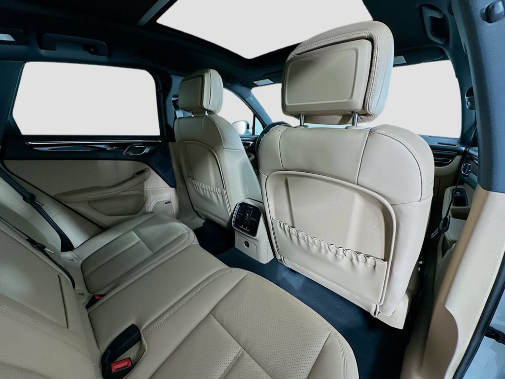 Certified 2026 Porsche Macan AWD/4WD image 30