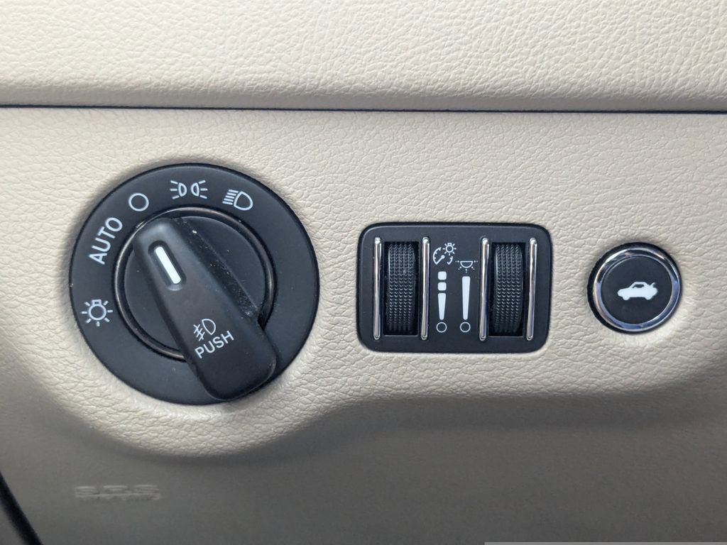 Used 2014 Chrysler 300 C RWD image 36