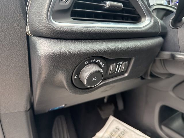 Used 2025 Chrysler Pacifica Limited image 29