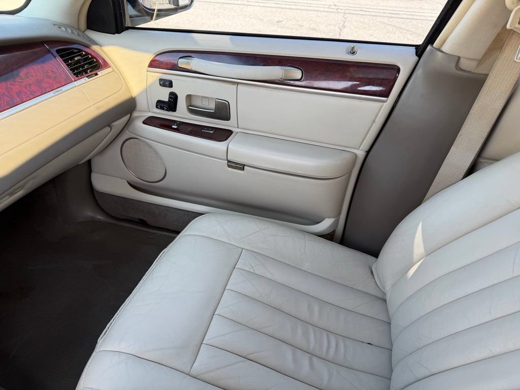 Used 2003 Lincoln Town Car Signature RWD image 21