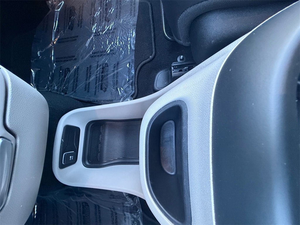 Used 2024 Chrysler Pacifica Touring-L image 24