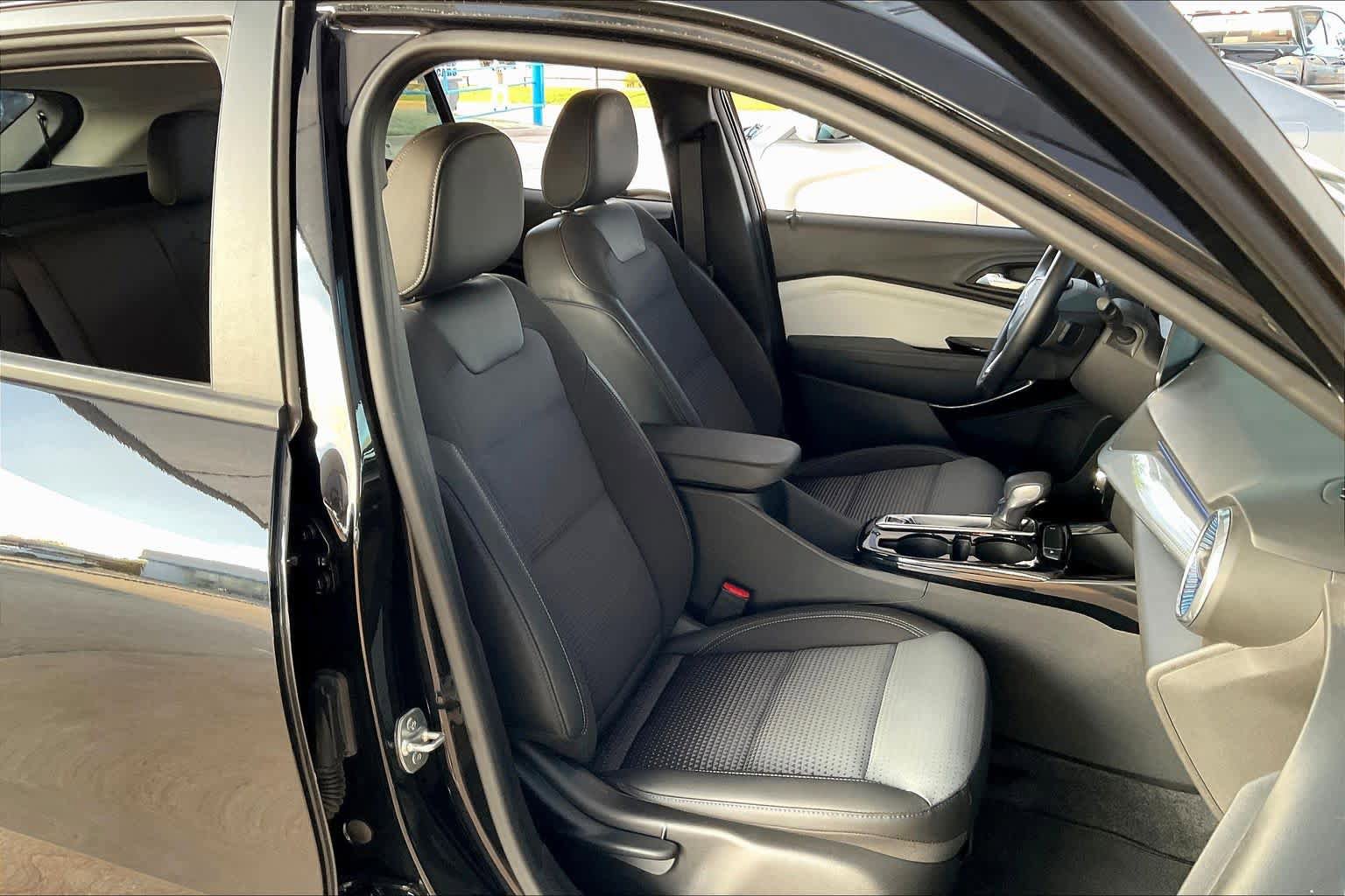 Used 2024 Chevrolet Trax LT w/ LT Convenience Package image 10