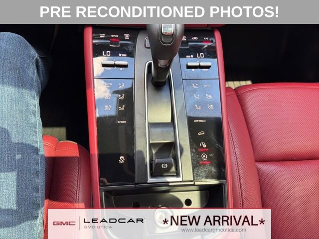 Used 2023 Porsche Macan Turbo AWD/4WD image 37