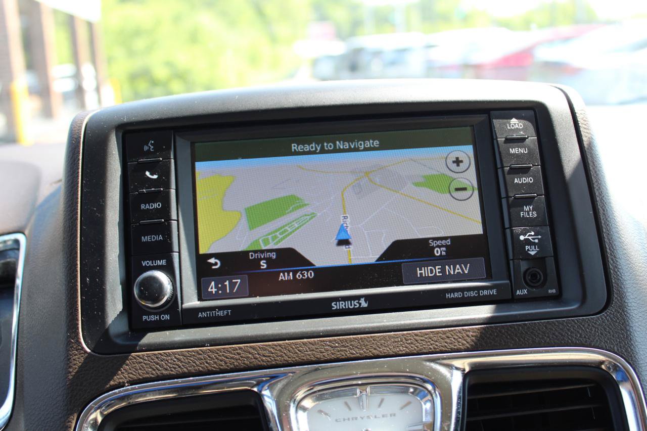 Used 2014 Chrysler Town & Country Touring FWD image 18