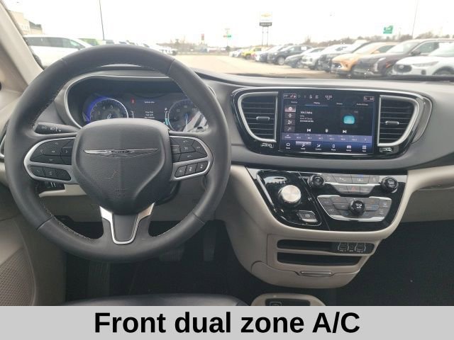 Used 2023 Chrysler Pacifica Touring-L image 4