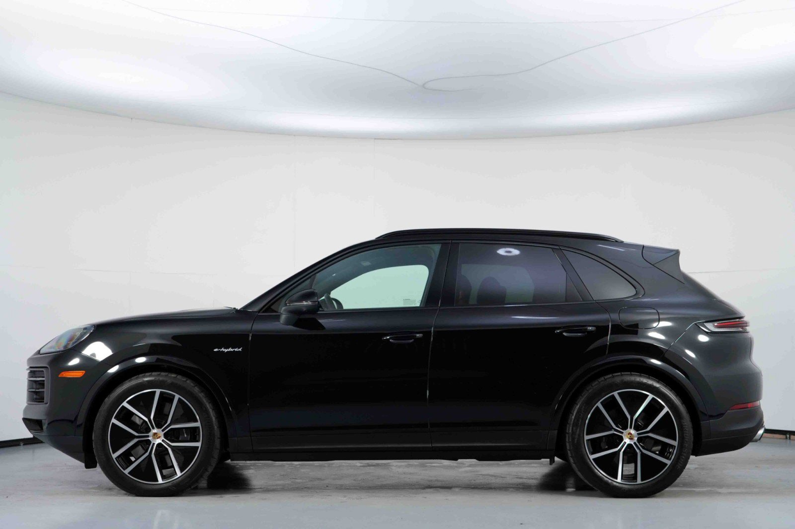 Used 2024 Porsche Cayenne w/ Premium Package image 9