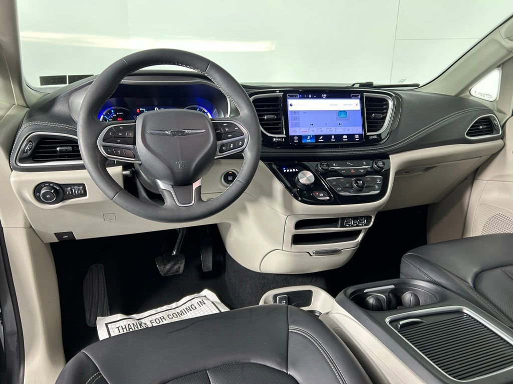 Used 2023 Chrysler Pacifica Touring-L image 18