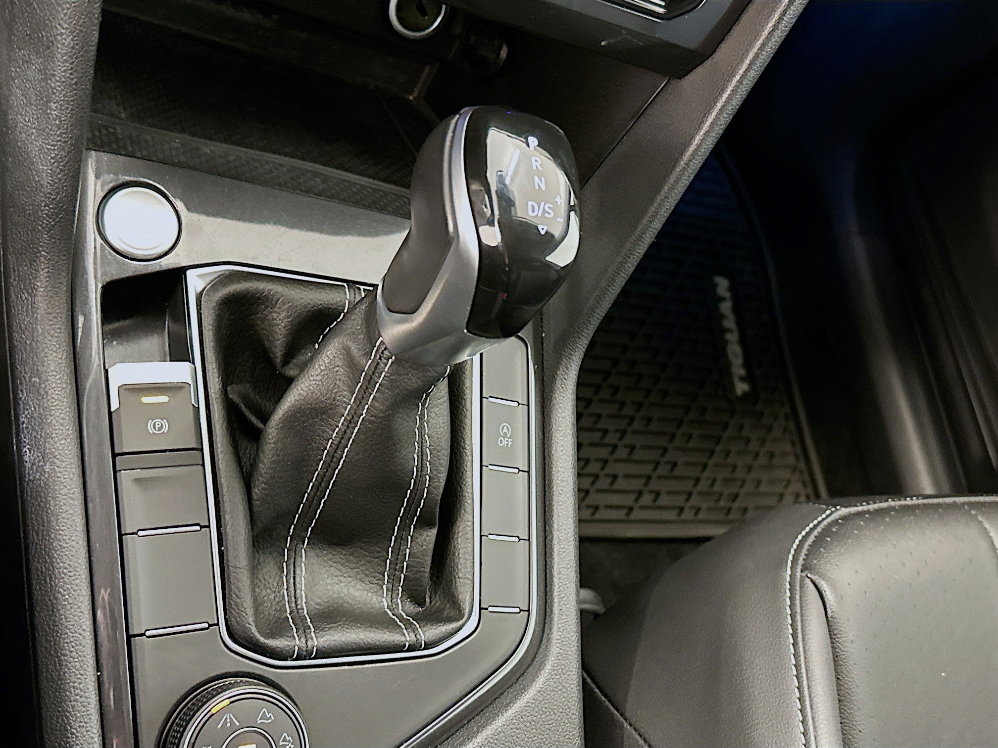 Used 2024 Volkswagen Tiguan SE w/ MDO Package, Two-Row image 25