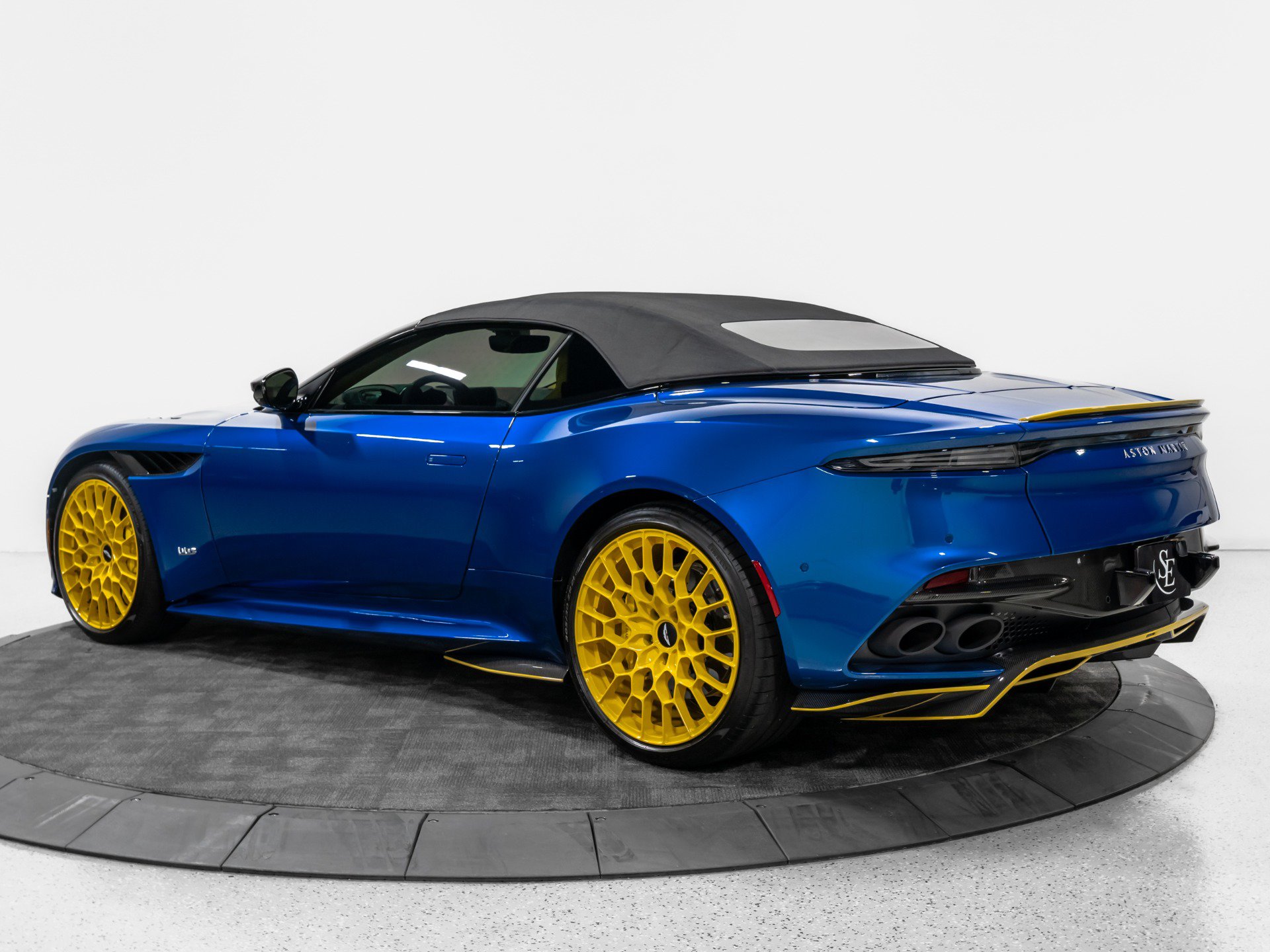 Used 2023 Aston Martin DBS Superleggera Volante RWD image 17