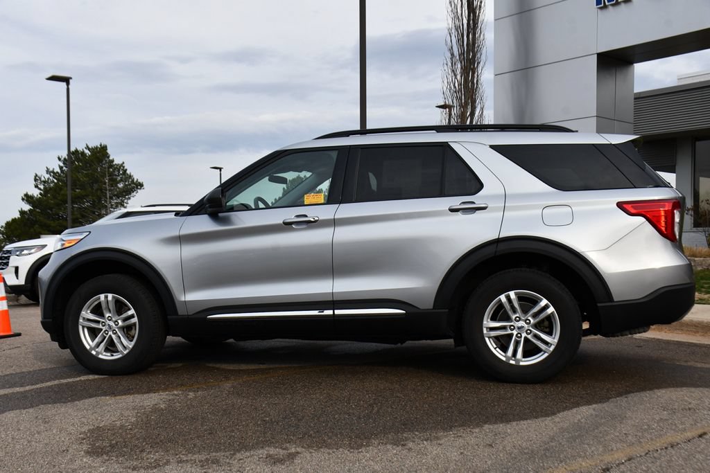 Used 2023 Ford Explorer XLT w/ Equipment Group 202A AWD/4WD image 2