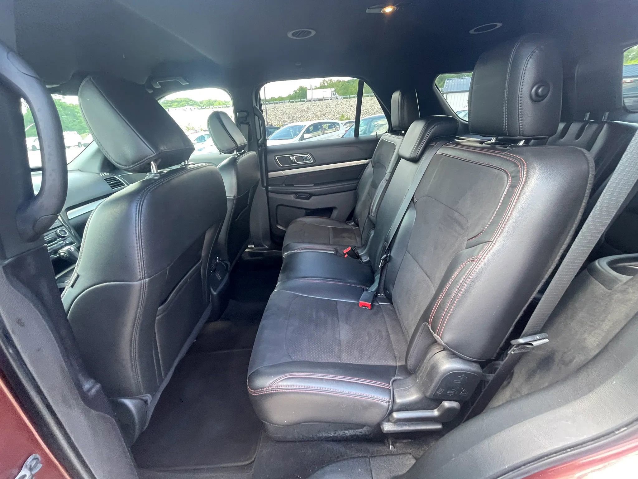 Used 2018 Ford Explorer XLT w/ Equipment Group 202A AWD/4WD image 27