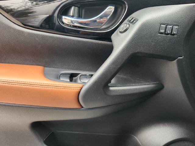 Used 2018 Nissan Rogue SL w/ Premium Package FWD image 22