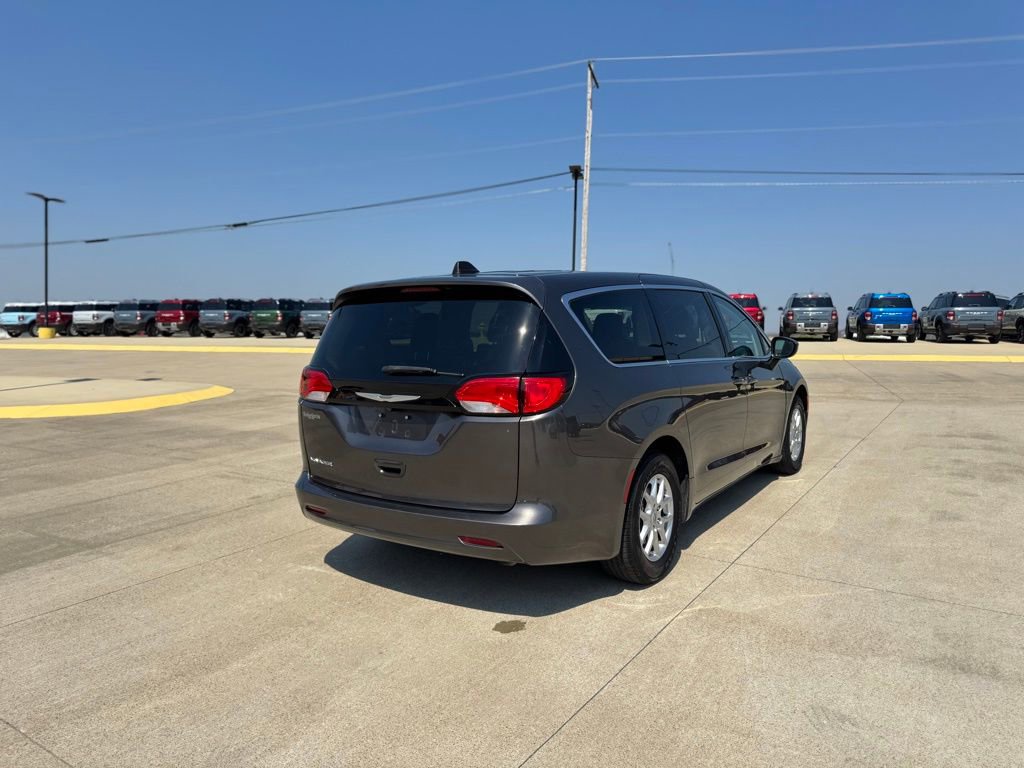 Used 2023 Chrysler Voyager LX image 5