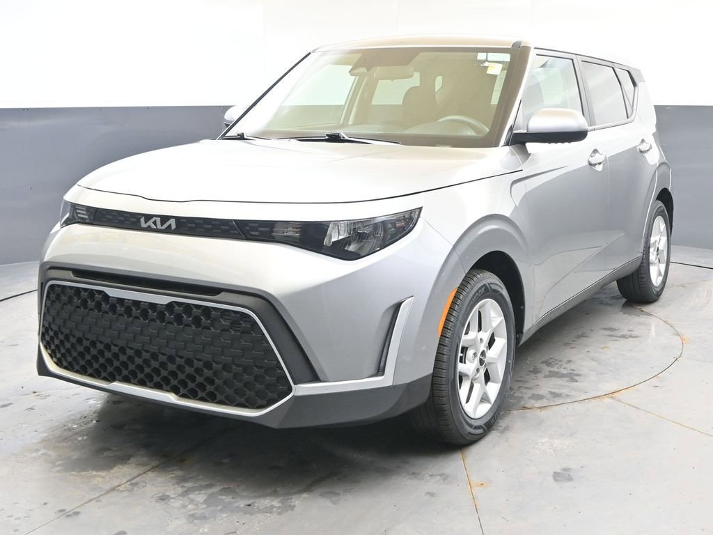Used 2025 Kia Soul LX w/ LX Technology Package FWD image 1